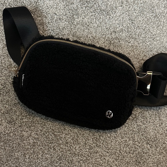 lululemon athletica Handbags - Lululemon Black Sherpa Belt Bag